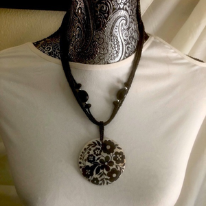Abolone beaded medallion necklace‎